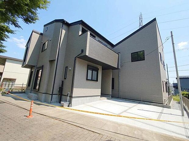 機能的でモダンなデザインが目を引く外観。周辺環境に馴染みつつも、個性が際立つ住まいです