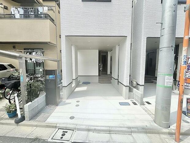 マイカースペースを1台分確保。現地で車幅と共にご確認ください。 