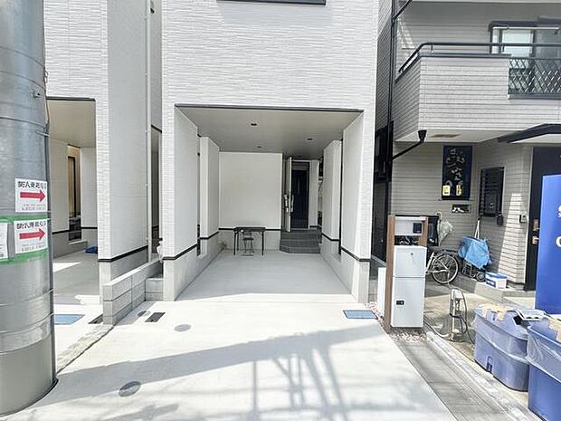 マイカースペースを1台分確保。現地で車幅と共にご確認ください。