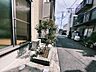 外観：穏やかな日常の気配が漂う、落ち着いた住宅街の風景が心地よい暮らしを予感させます。