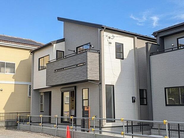 直線的なラインが引き立つスタイリッシュな佇まいを演出しています 