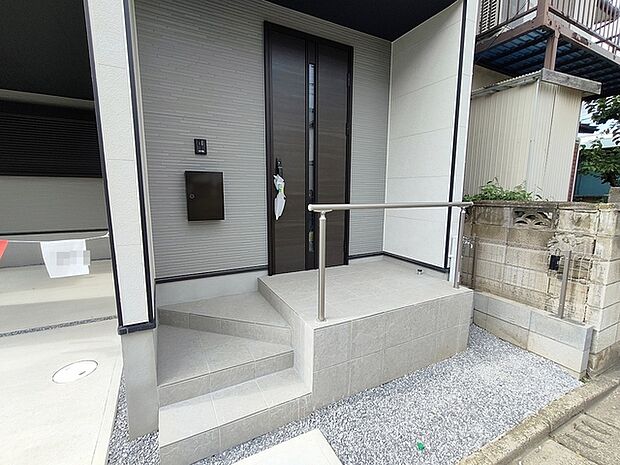 重厚な雰囲気を演出する玄関ドア。ゴシックな色合いが物件の表情を引き締めます。 