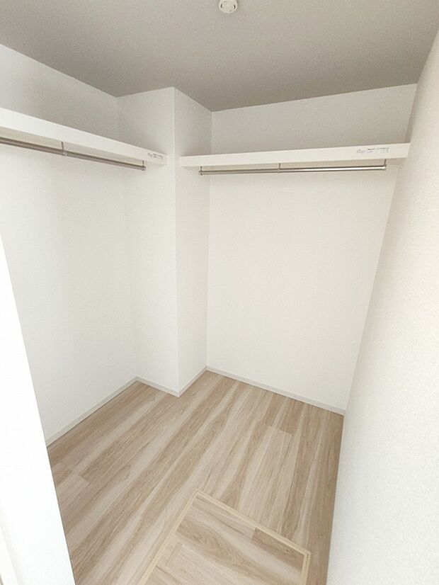 たっぷりの収納力を備えたウォークインクロゼット。