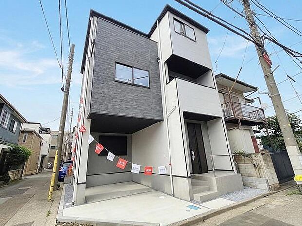 洗練されたモノトーンの外観が、街並みの中で凛とした存在感を放ちます。