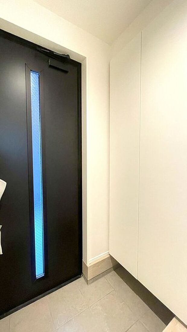 誰も住んだことのない家の玄関スペース。あたらしい木のにおいを感じていただけると思います。