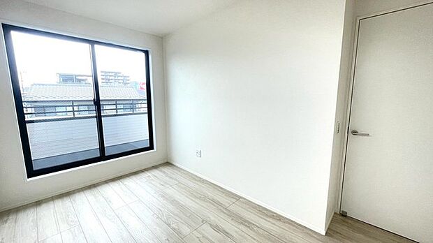 大事な日当たりは、大きな窓から。誰のお部屋にしましょう。
