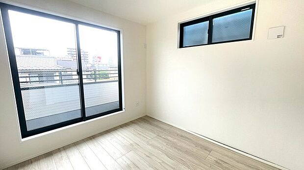 大事な日当たりは、大きな窓から。誰のお部屋にしましょう。