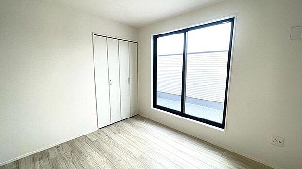 バルコニーに面した明るくて、風通しの良い心地よい洋室です。