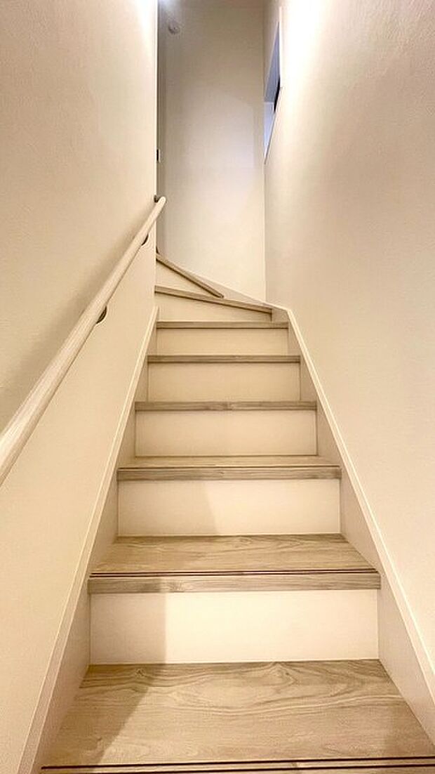 階段には手すりがついています