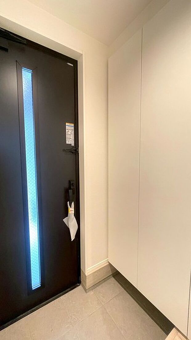 誰も住んだことのない家の玄関スペース。あたらしい木のにおいを感じていただけると思います。