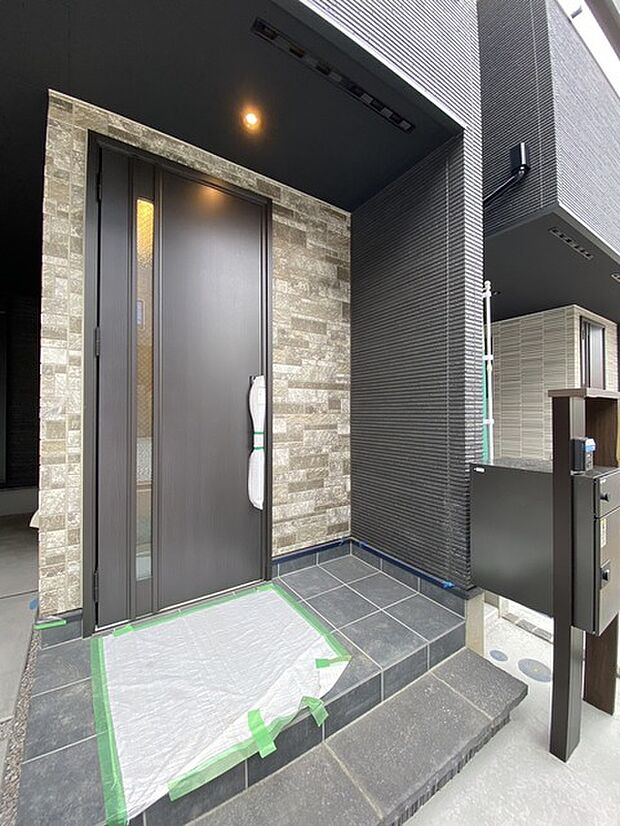 ポーチのついた新築分譲物件。玄関の印象はいかがでしょうか?入口からご覧ください。