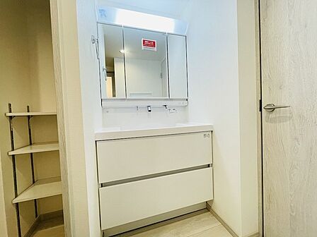 たっぷりの収納を設けたシャワー付洗面台で快適な暮らし。 ※空室時の写真です。
