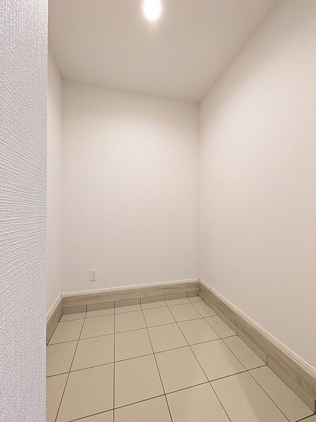 たっぷりの収納力を備えたウォークインクロゼット。