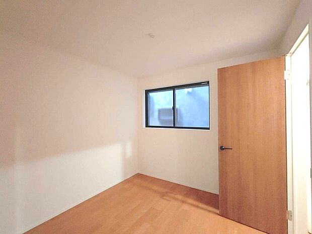 洋室は子供部屋にもちょうどいいサイズ感。