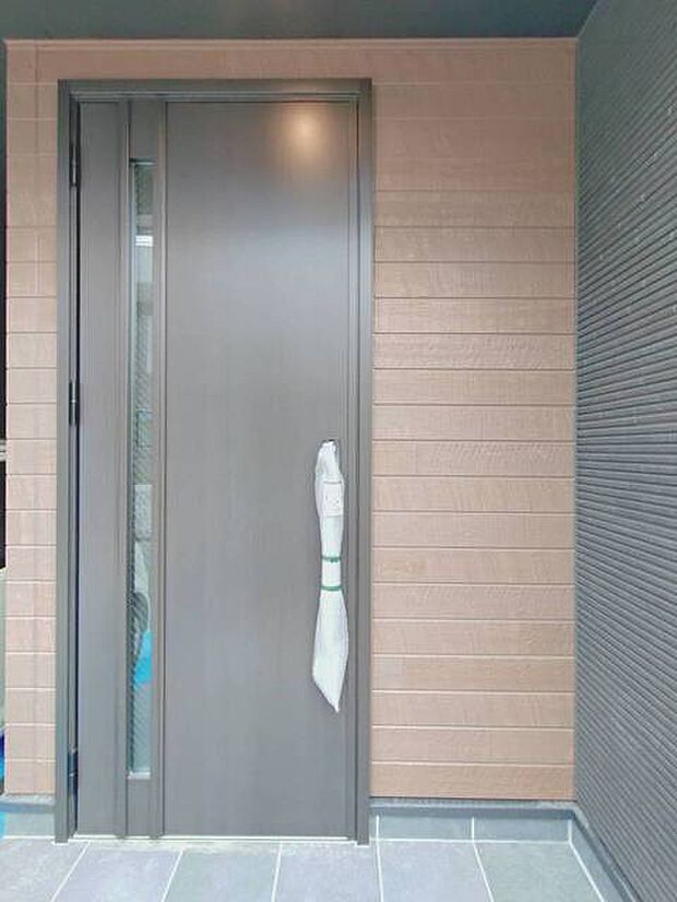 ポーチのついた新築分譲物件。玄関の印象はいかがでしょうか?入口からご覧ください。