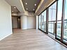 リビング/ダイニング：洗練された内装と開放的な窓辺が調和し、住まう人の感性を刺激する心地よい空間が広がっています 