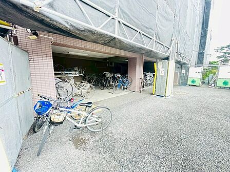 敷地内に駐輪場があります。