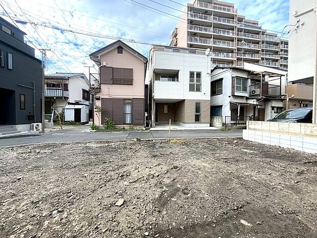 穏やかな空の下、心地よい風が吹き抜ける住まい