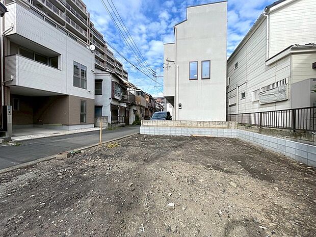 青空の下、新しい暮らしを育む、広々とした土地