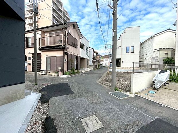 穏やかな色彩と空が広がる、心安らぐ街並み