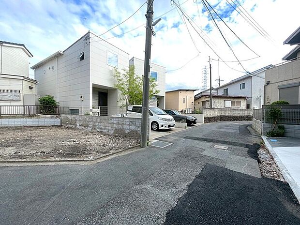 整然とした街並みに調和する、洗練されたデザインの住まい。