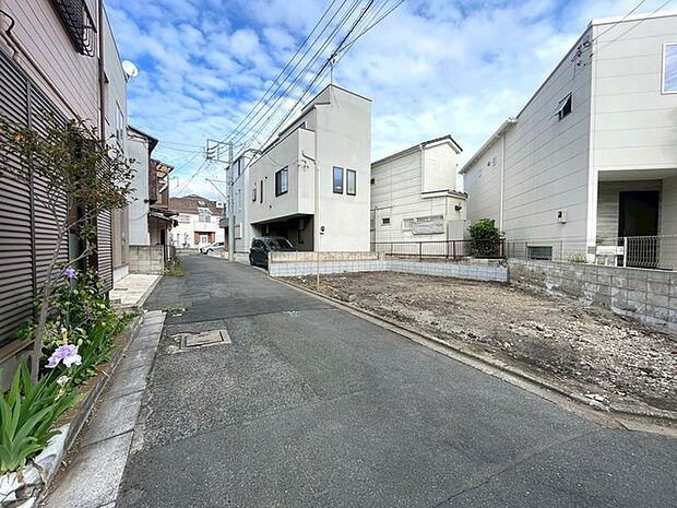青空の下、整然とした街並みが穏やかな日常を彩る。