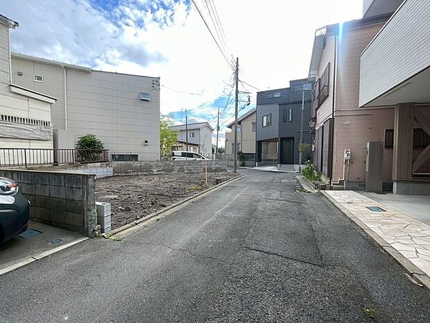 穏やかな空の下、静かに広がる街並みに心地よさを感じます