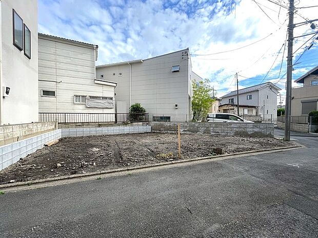 青空と白い建物のコントラストが、開放感あふれる広がりを感じさせる。