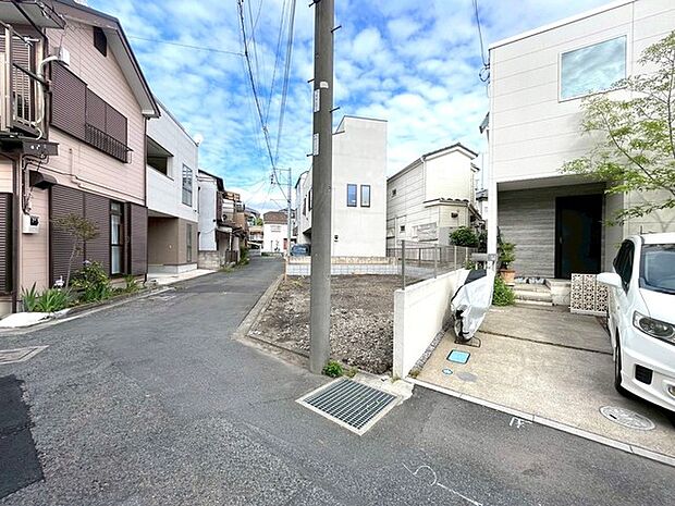 青空と雲が広がる、穏やかな街並みが広がる。