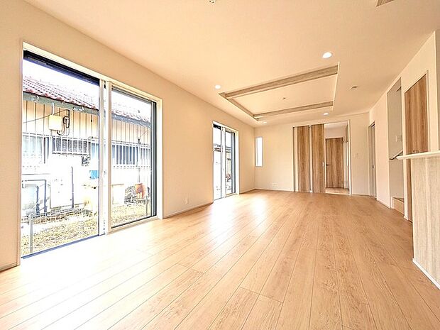 天井の意匠が空間に奥行きを生み出しています。洗練された広がりの中で、ゆとりある暮らしが叶います