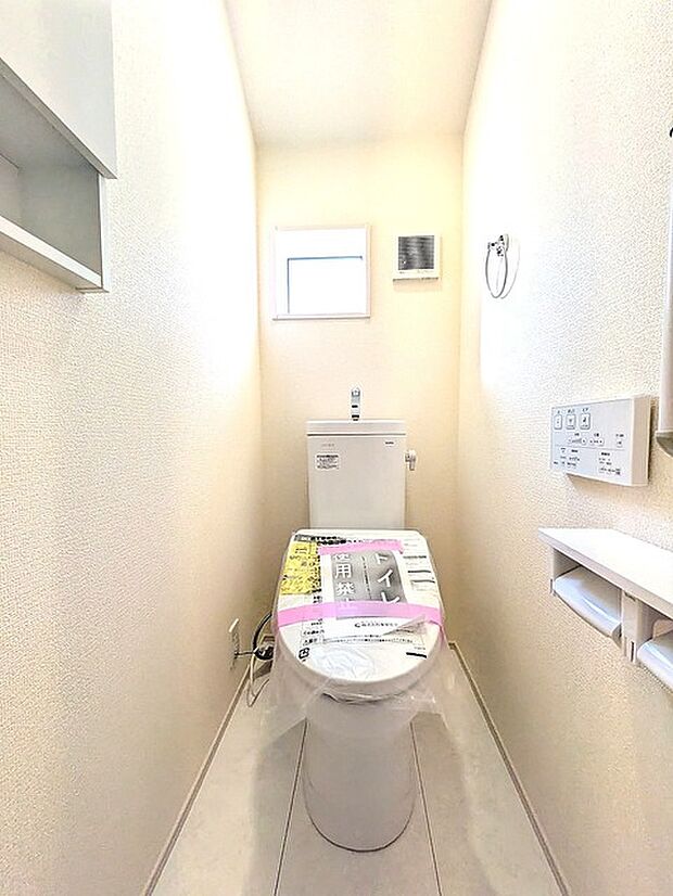 トイレはやっぱり白が1番落ち着きますね。もちろん衛生面でも嬉しいウォシュレット機能付きです。