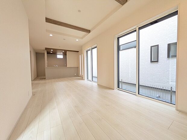 窓から清々しい光が入り込み、室内を明るく健やかな空気で満たします