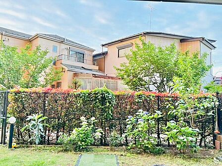 元気なお子様のお外遊びも、自宅のお庭なら安心 