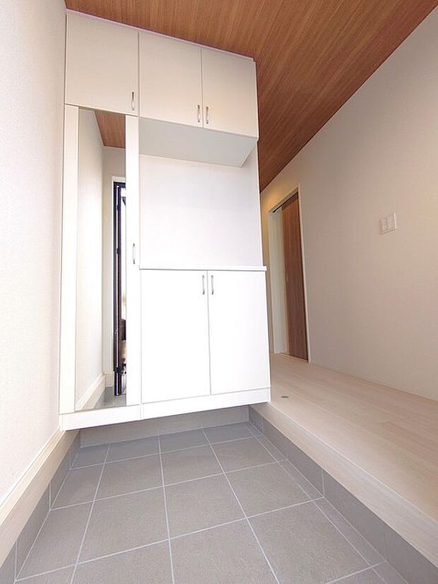 忙しい朝でもさっと身だしなみの確認が出来る大きな鏡付きシューズクローク 