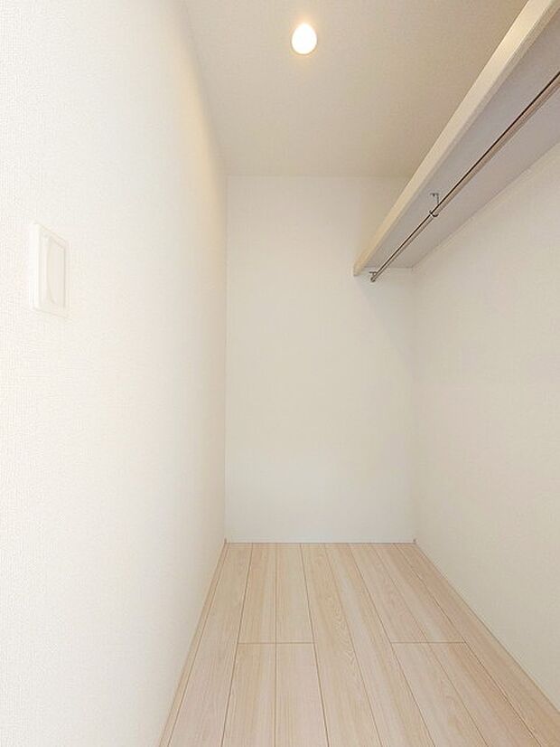 季節物の衣類もスッキリ収納できるウォークインクロゼット。 