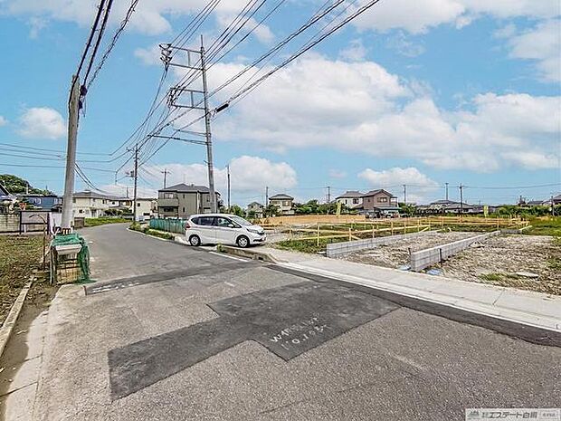 空が広く開放感のある、穏やかな時間が流れる落ち着いた住環境です。これから始まる新しい暮らしの想像が広がるような、のびのびとした街並みが日々の暮らしに心地よいゆとりをもたらしてくれます 