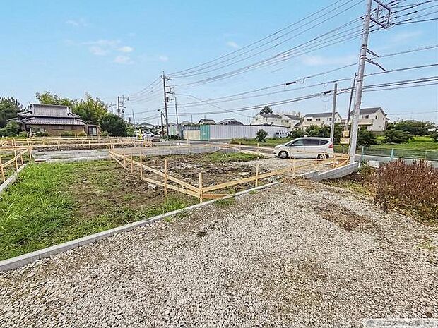 空が広く開放的な環境にあり、落ち着いた街並みの中で新しい暮らしを描くための整った基盤が広がっています 