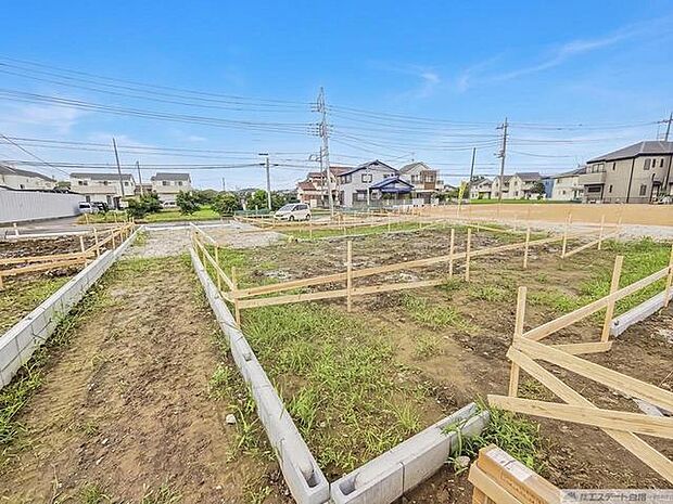 開放的な空の下に広がるゆとりある敷地は、穏やかな街並みに溶け込み、これからの暮らしの可能性を静かに描き出せる場所です 