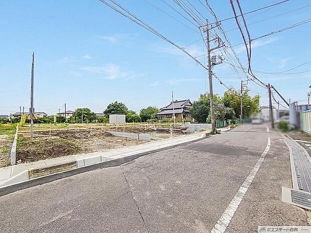 開放感のある空の下、周辺には静かな住宅街が広がり、穏やかな暮らしを育むための落ち着いた環境が整っています