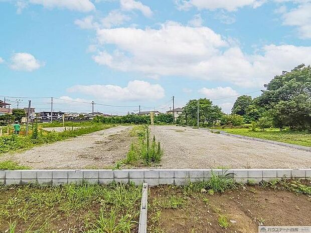 空が広く開放感を感じさせる穏やかな環境は、理想の暮らしを描くための心地よいキャンバスとして、新しい生活の基盤を築くのにふさわしい静かな佇まいが魅力です