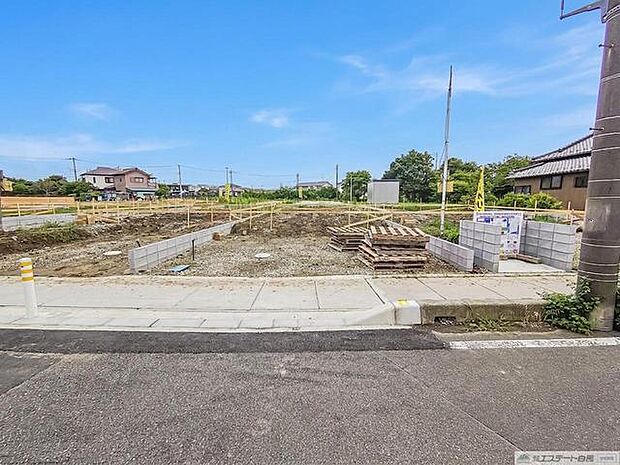 空が広く開放感のある、これからの暮らしを自由に描けるフラットな土地です。周辺は落ち着いた環境で、新しい生活のスタート地としてふさわしい穏やかな時間が流れています 