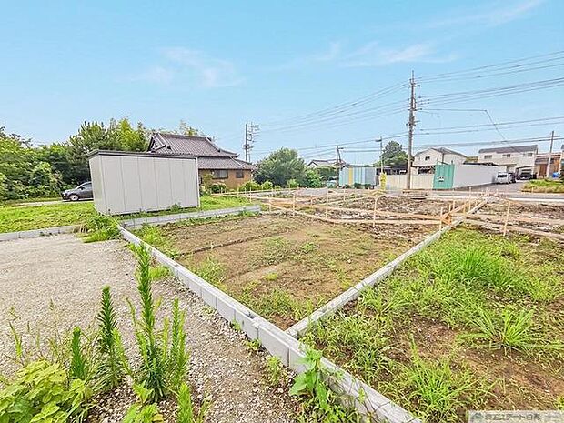 空の広がりを感じる、穏やかな時間が流れる落ち着いた環境です。理想の暮らしを描き出すためのキャンバスとして、新しい物語をここから始めてみませんか 5号棟裏側　1