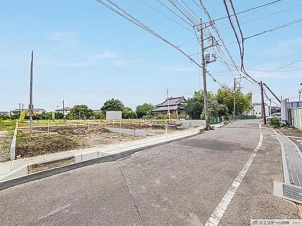 空の広がりを感じる穏やかな環境で、周囲には緑も残り、落ち着いた時間が流れる土地です。これから理想の暮らしを描くための心地よいベースとして、自分らしい空間作りをゆっくりと検討できる場所です 