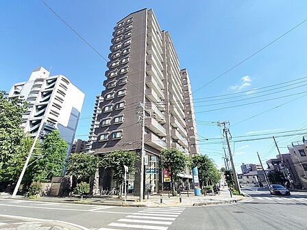 空の青さと建物のコントラストが美しく、端正な外観が日々の暮らしに心地よい誇りをもたらします
