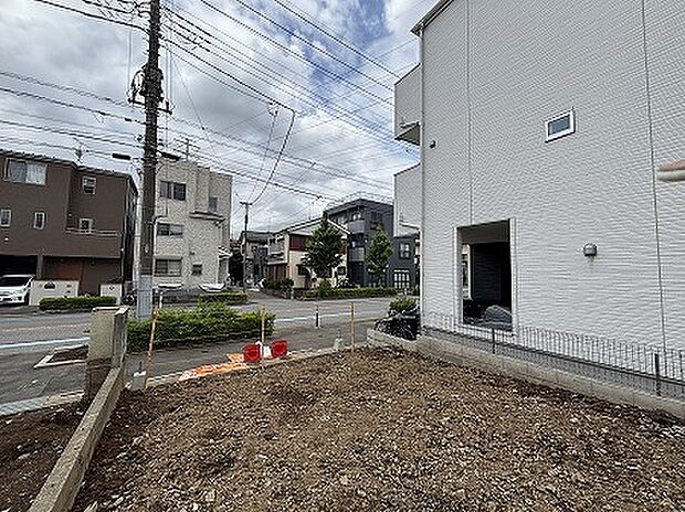前面道路含む外観