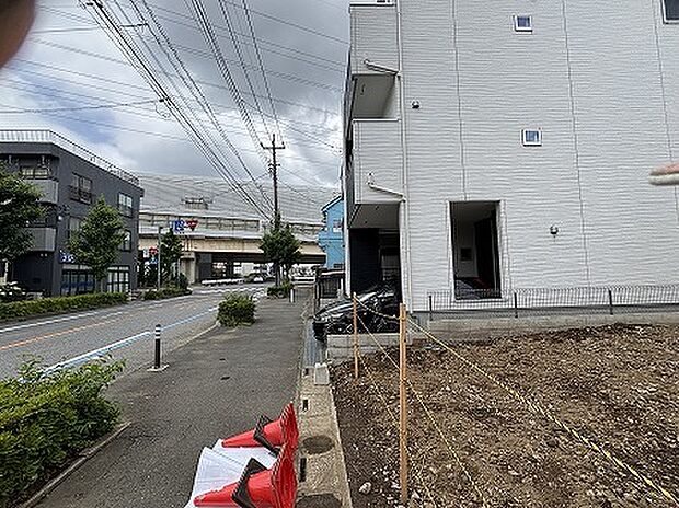 前面道路含む外観