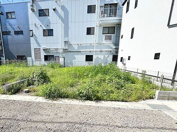 周囲と適度な距離を保てる、すっきりとした敷地。自由な設計で理想の暮らしを描ける場所です