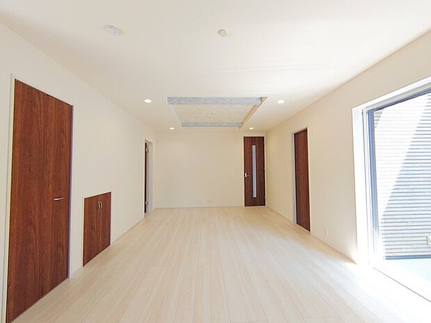 落ち着いた色合いの建具がアクセントとなり、空間全体に穏やかさと洗練された調和をもたらします