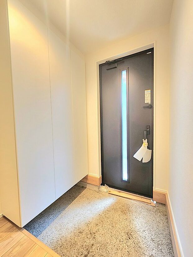 すっきりと整えられた空間が心地よい、穏やかな時間を迎えるエントランス。