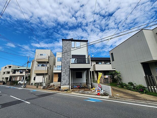 青空が広がる穏やかな街並みに馴染むスマートな佇まいの外観です